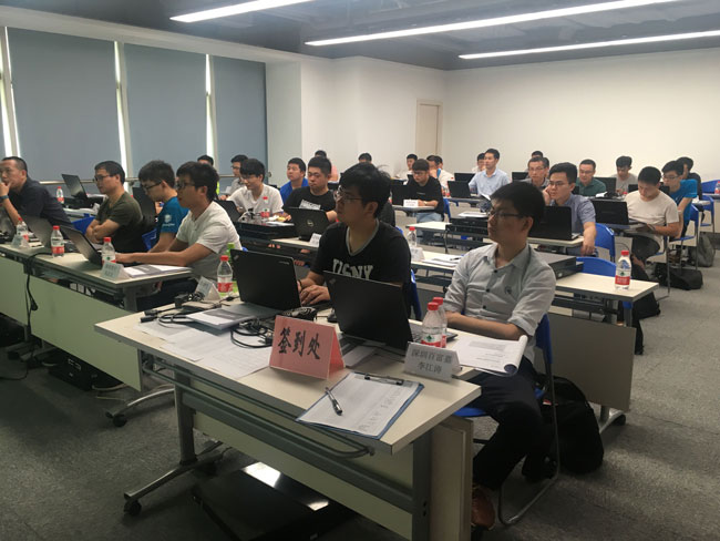 参与培训的学员认真听课