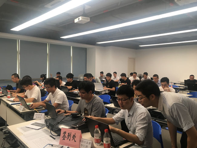 课堂上学员咨询相关问题，讲师认真应答